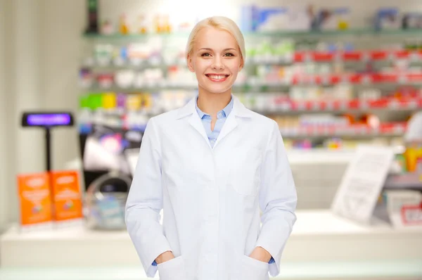 Farmacista giovane donna farmacia o farmacia — Foto Stock