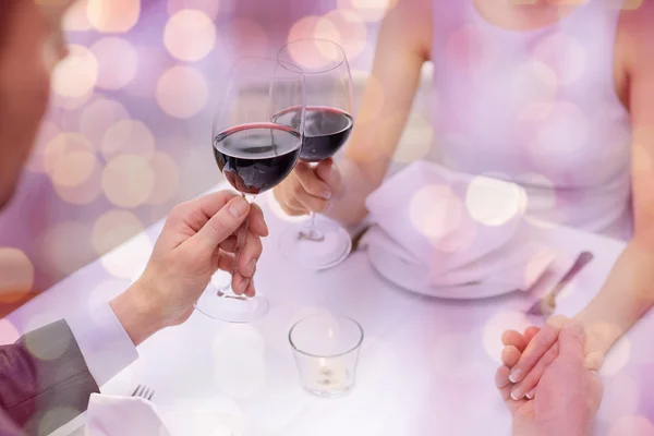 Jeune couple avec des verres de vin au restaurant — Photo