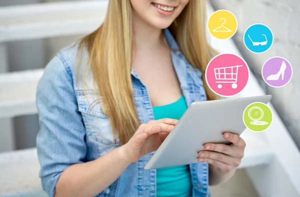 Primer plano de las manos femeninas con tableta pc en las escaleras — Foto de Stock