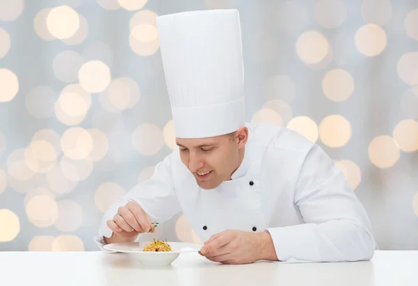 Gelukkig mannelijke chef-kok koken decoreren schotel — Stockfoto