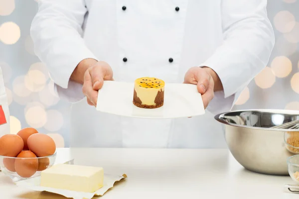 Close up of male chef cook baking dessert — Stock Photo, Image