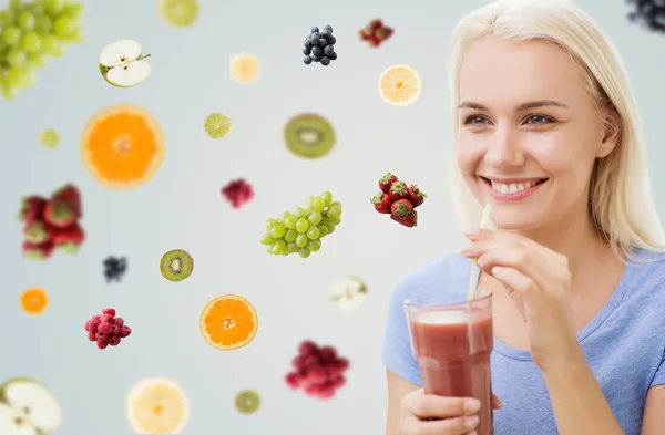 Mulher sorrindo beber suco ou agitar em casa — Fotografia de Stock