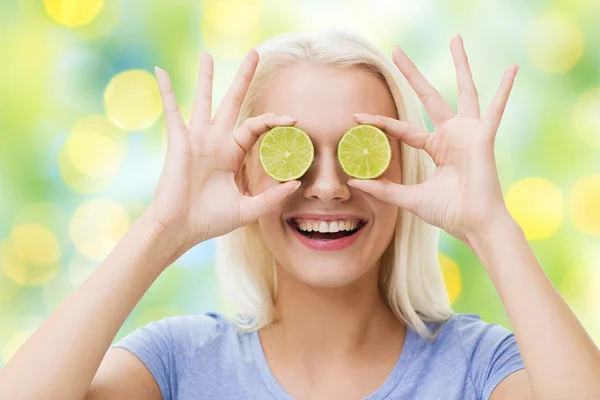 Mulher feliz se divertindo cobrindo os olhos com limão — Fotografia de Stock