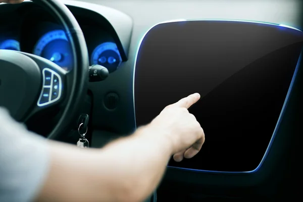 Męskiej dłoni wskazującego palca do monitorowania na panelu samochodu — Zdjęcie stockowe