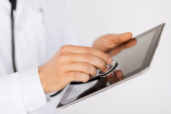Orvosi sztetoszkóppal, és tablet PC — Stock Fotó