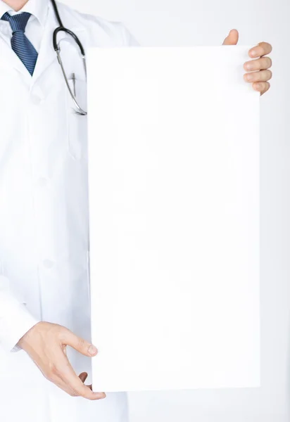 Доктор держит пустой белый баннер — стоковое фото