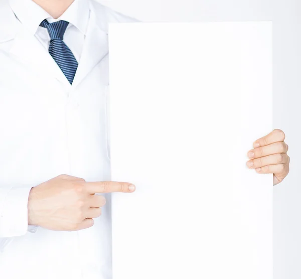 Medico in possesso di banner bianco vuoto — Foto Stock