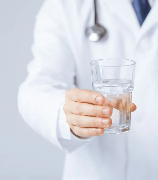 Manos del médico dando vaso de agua —  Fotos de Stock