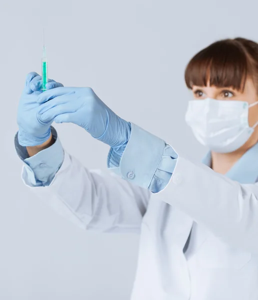 Médico fêmea segurando seringa com injeção — Fotografia de Stock