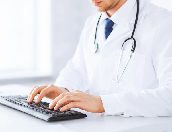 Male doctor typing  on the keyboard — Stock Photo, Image