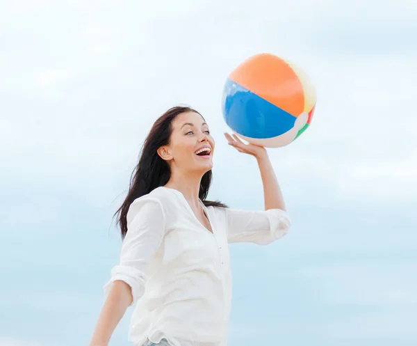 Meisje met de bal op het strand — Stockfoto