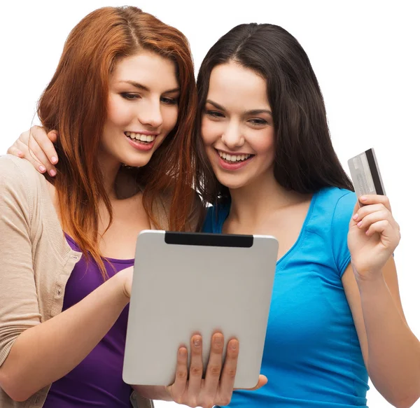 Dos chicas sonrientes con tablet PC y tarjeta de crédito — Foto de Stock