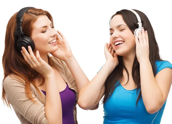 Dois adolescentes sorridentes com fones de ouvido — Fotografia de Stock