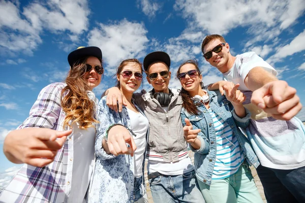 Smiling teenagers in sunglasses hanging outside — Stock Photo, Image