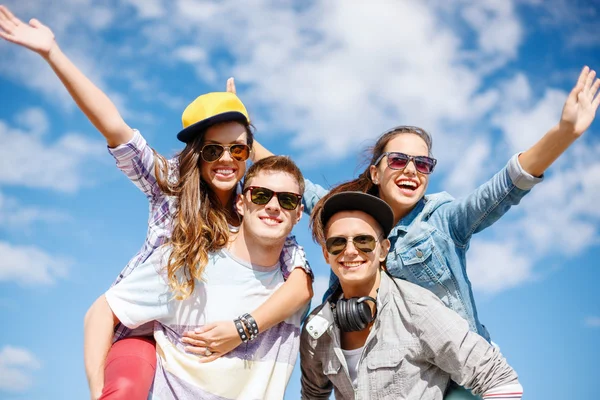 Adolescents souriants dans des lunettes de soleil s'amuser à l'extérieur — Photo