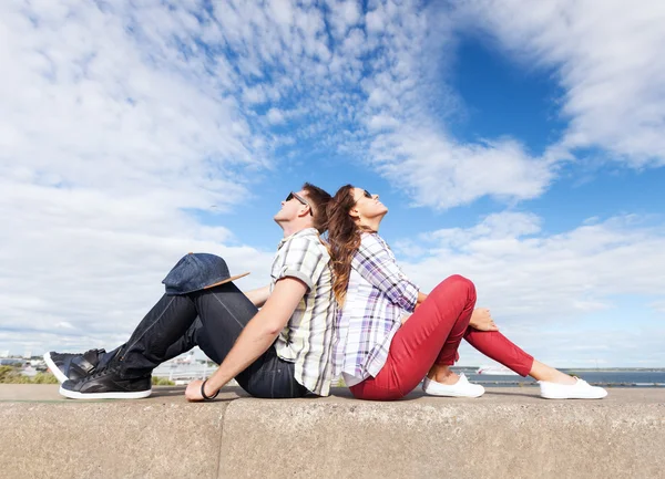 Tieners rug aan rug zitten — Stockfoto