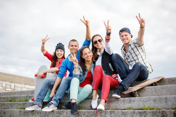 Grupp leende tonåringar umgås — Stockfoto