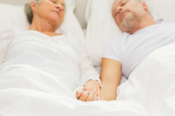 Close up de casal de idosos dormindo mal em casa — Fotografia de Stock