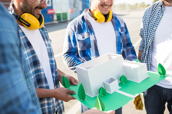 Primer plano de los constructores con modelo de casa de papel — Foto de Stock