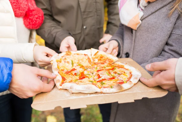 Detailní záběr rukou přátel venku jíst pizzu — Stock fotografie