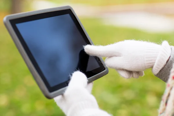 Hände in Herbsthandschuhen halten Tablet-PC im Freien — Stockfoto