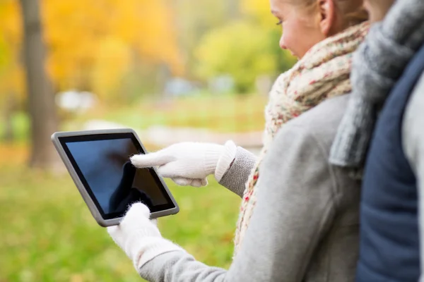 Couple hands in gloves with tablet pc outdoors — 图库照片