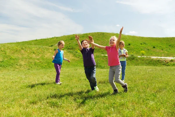 Futás a szabadban boldog gyerekek csoportja — Stock Fotó