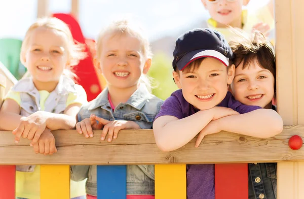 Skupina happy dětí na dětské hřiště — Stock fotografie