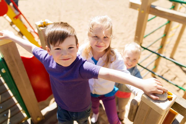 Gruppo di bambini felici nel parco giochi per bambini — Foto Stock