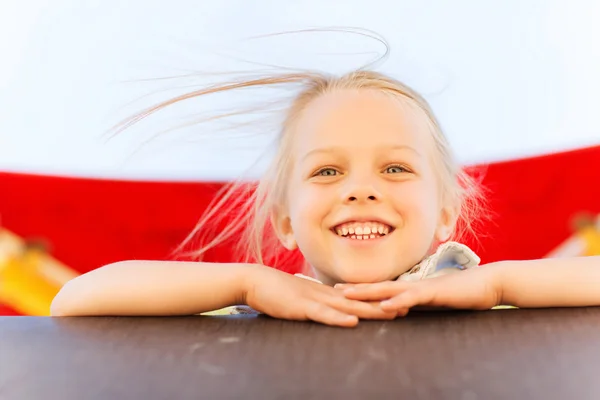 Щаслива маленька дівчинка сходження на дитячий майданчик — стокове фото