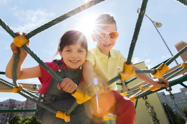 Gruppo di bambini felici nel parco giochi per bambini — Foto Stock