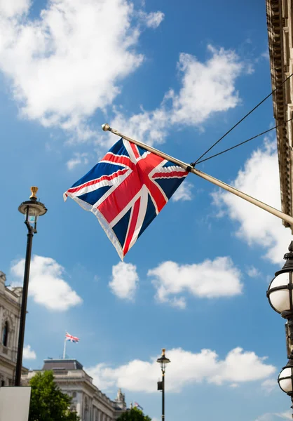 Union jack flagga vajande på london stad gata — Stockfoto