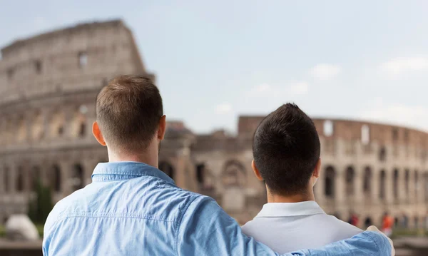 Närbild på manliga homosexuella par över Colosseum i Rom Stockbild