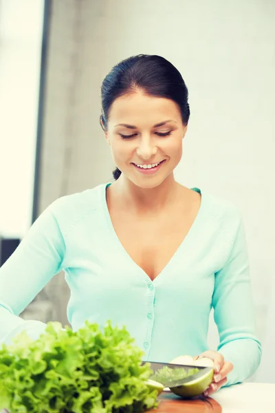 Mulher bonita na cozinha — Fotografia de Stock