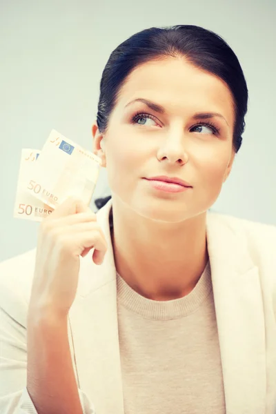 Mujer encantadora con dinero en efectivo en euros — Foto de Stock