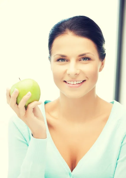 Hermosa mujer en el con una manzana — Foto de Stock