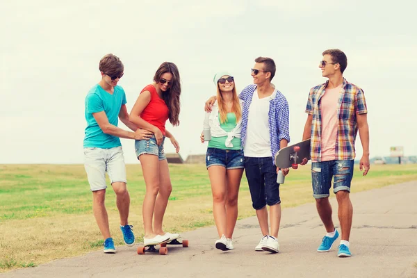 Group of smiling teenagers with skateboards — Stock Photo, Image