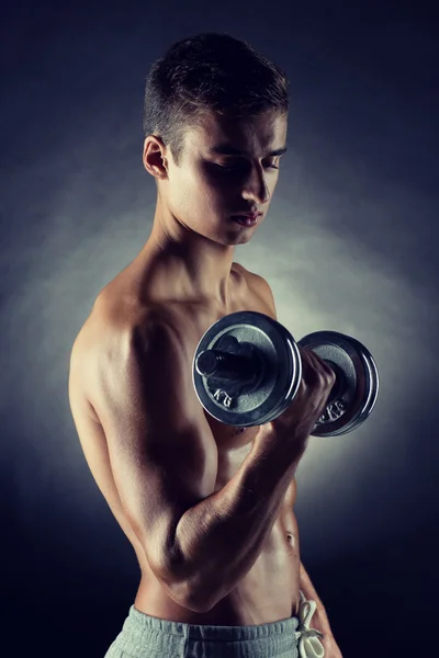 Joven con mancuerna — Foto de Stock