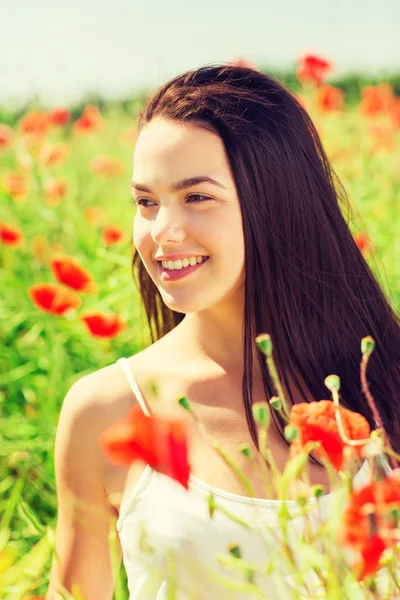 Souriant jeune femme sur champ de pavot — Photo