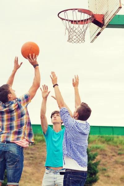 Группа подростков играет в баскетбол — стоковое фото