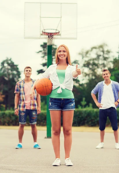 Grupo de adolescentes sonrientes jugando baloncesto —  Fotos de Stock