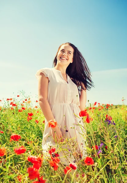 Sonriente joven mujer en amapola campo —  Fotos de Stock