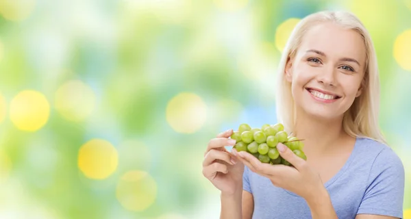 Donna felice mangiare uva — Foto Stock