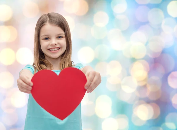 Sorridente bambina dando cuore rosso — Foto Stock