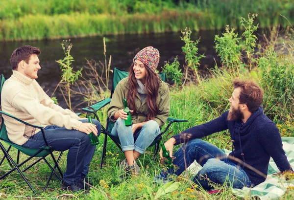 Group of smiling tourists drinking beer in camping — Stock Photo, Image