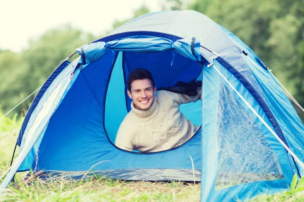 テントの中で男性の観光客の笑顔 — ストック写真