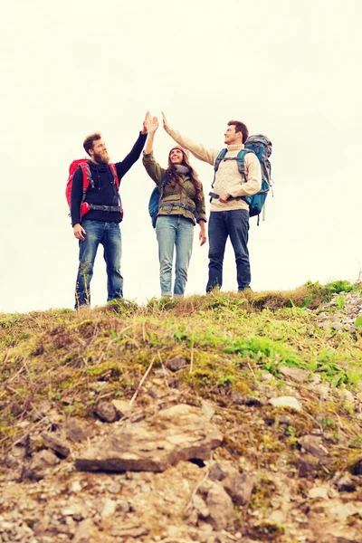 ハイキングのバックパックと笑みを浮かべてお友達のグループ — ストック写真