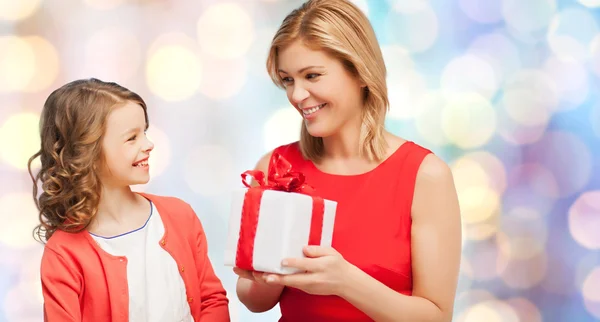 Sorrindo mãe e filha com caixa de presente — Fotografia de Stock