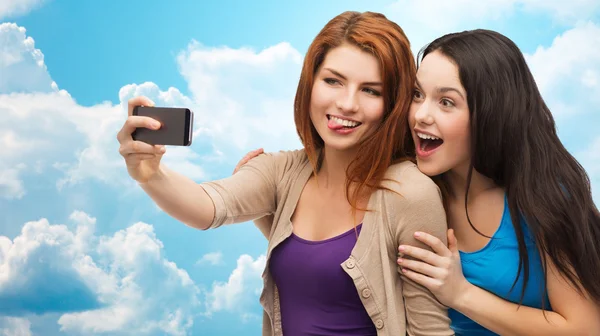 Meninas adolescentes felizes tomando selfie com smartphone — Fotografia de Stock