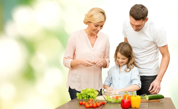 Felice famiglia cucina insalata di verdure per cena — Foto Stock